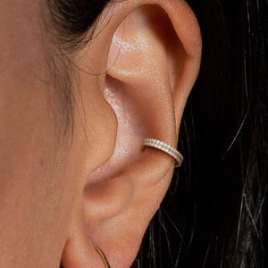 Argola dupla com zircônias para Piercing Conch em detalhe