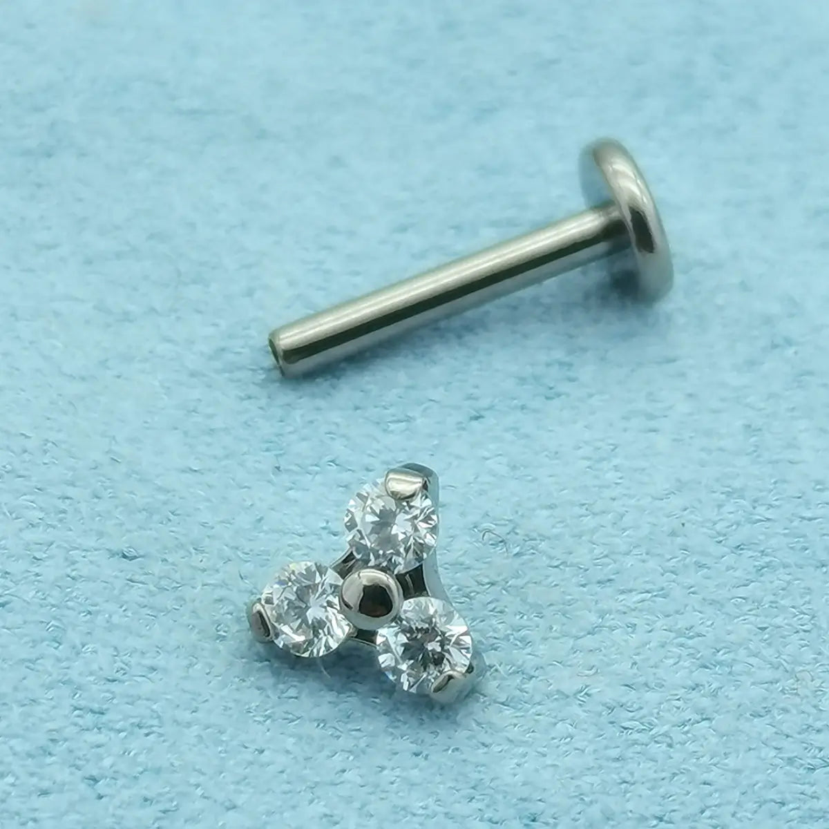 Piercing Labret de Titânio 3 Pontos em Zircônia