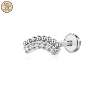Detalhe das zircônias cravejadas do piercing labret cluster curvo em Titânio G23 ASTM F136