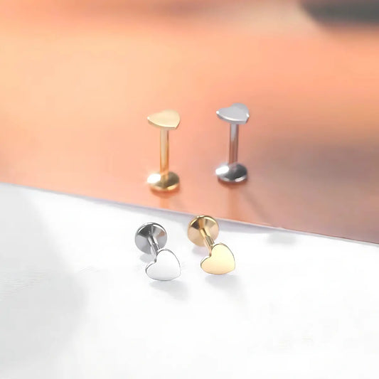 Piercing Labret de Titânio Coração Metálico