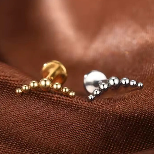 Piercing Labret de Titânio Curvo com Bolas