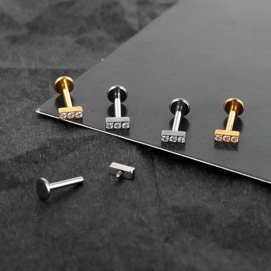 Piercing Labret de Titânio Retangular com 3 Zircônias