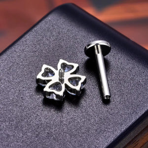 Piercing labret de titânio formato trevo prateado com haste - vista completa