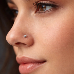 Mulher usando piercing de nariz labret em titânio G23 - exemplo de uso na narina