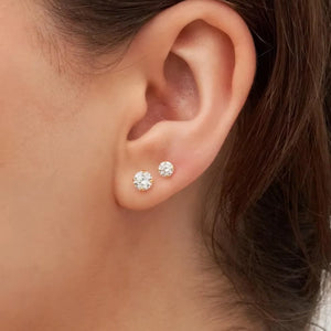 Piercing microbell aplicado na orelha em composição delicada com ponto de luz