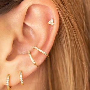 Piercing Mid Helix com zircônias em composição de orelha