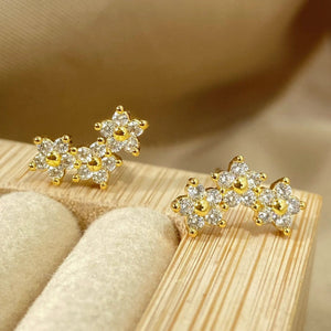 Piercing Tragus floral com zircônias aplicado na orelha