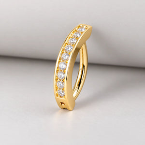 Piercing umbigo dourado com meia argola de zircônias