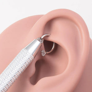 Uso da pinça garra 4 pontas durante colocação de piercing