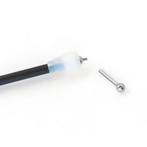 Stiletto Bead Changer segurando topo de piercing para troca de joia