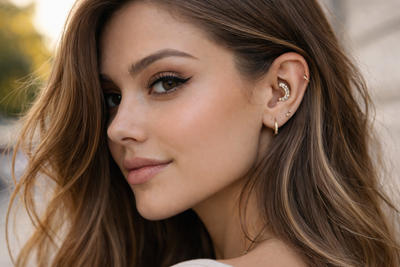 Mulher com piercing daith na cartilagem interna da orelha — perfuração associada ao alívio de enxaqueca