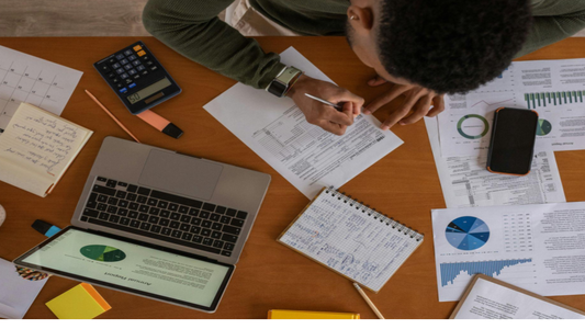 A imagem mostra uma pessoa fazendo um planejamento da gestão financeira de uma empresa