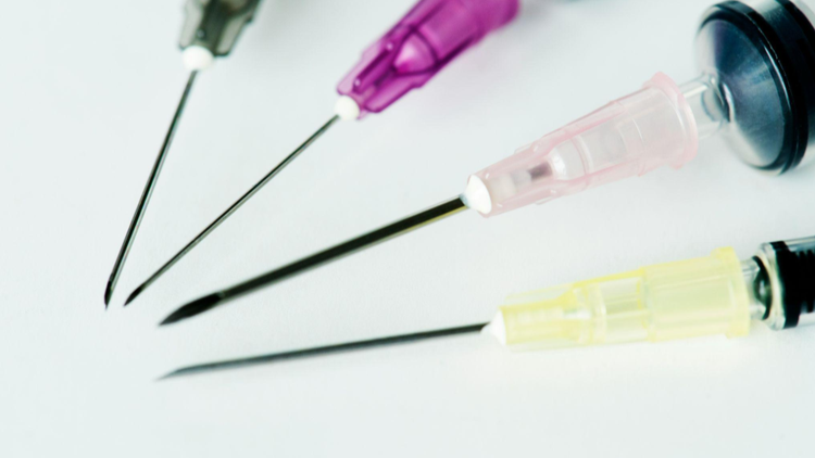 Agulha americana para piercing profissional sobre campo cirúrgico — tipo de agulha mais usada no furo humanizado