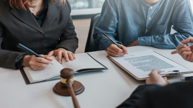 Imagem retrata assinatura de algum documento de forma segura, de acordo com a lei.