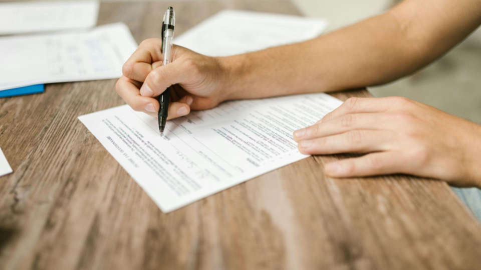 Cliente preenchendo e assinando a ficha de anamnese antes do procedimento