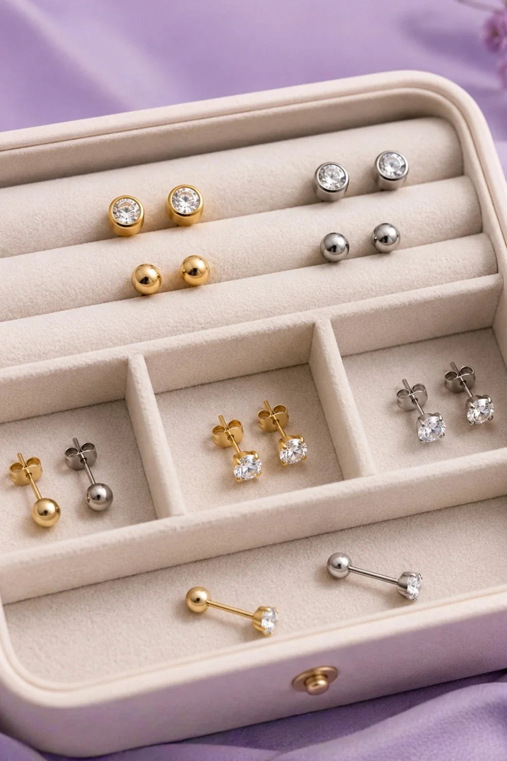 Piercings em aço cirúrgico 316L em diferentes formatos — exposição de joias profissionais