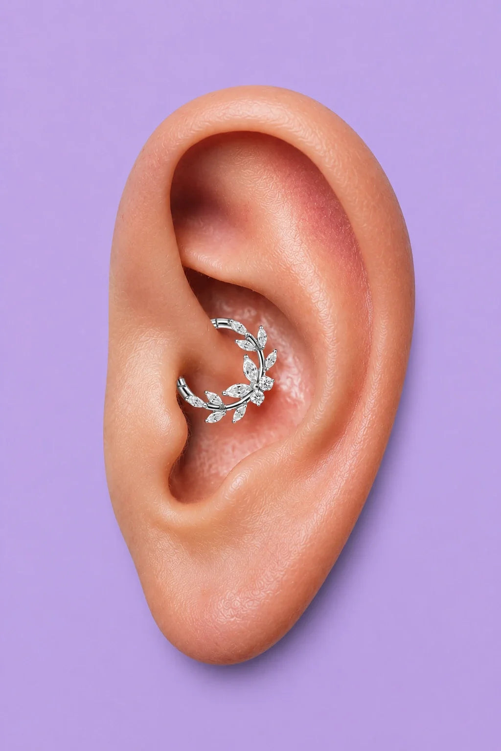 Piercing daith estilo argola na orelha interna, ideal para perfuração lateral