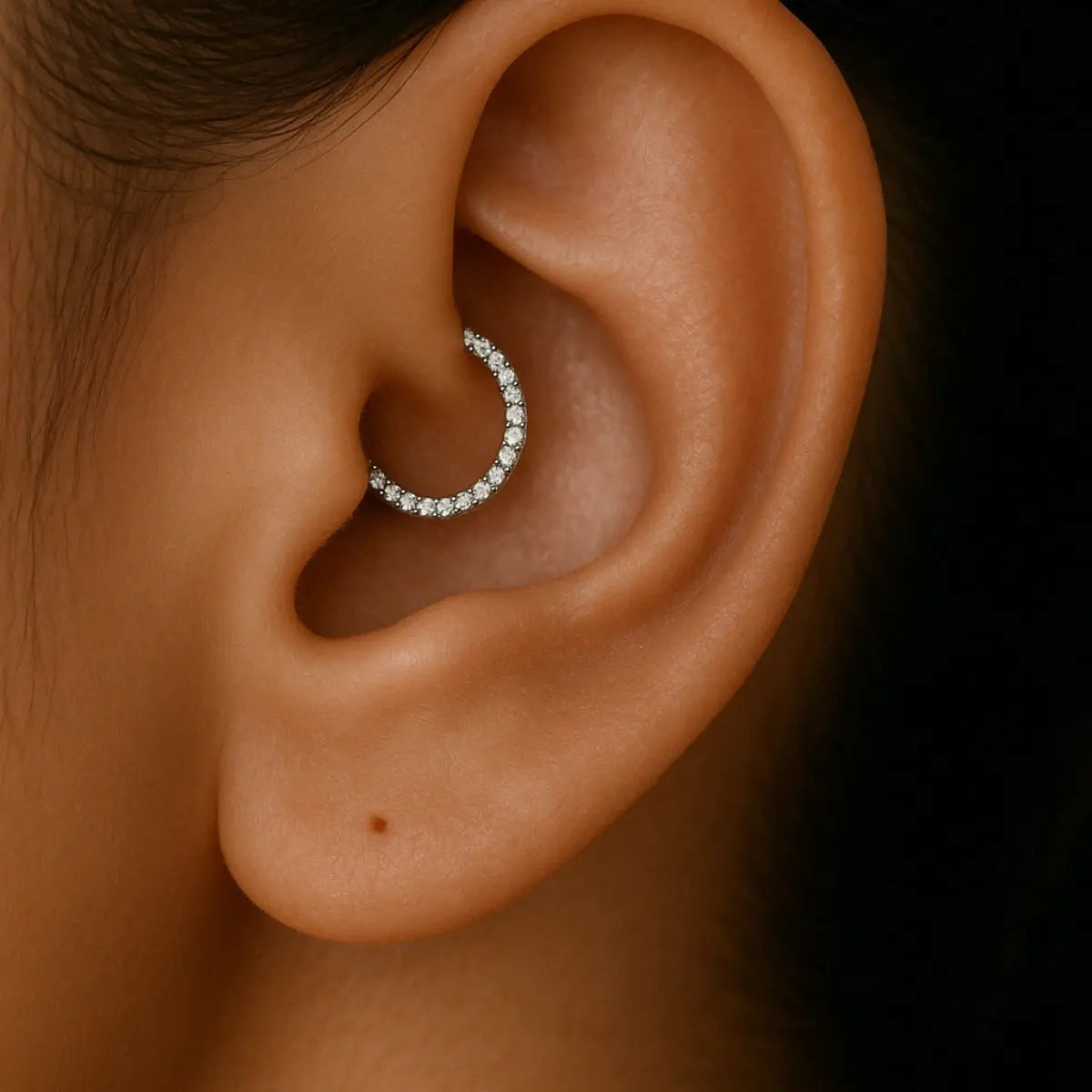 Piercing daith estilo argola na orelha interna, ideal para perfuração lateral