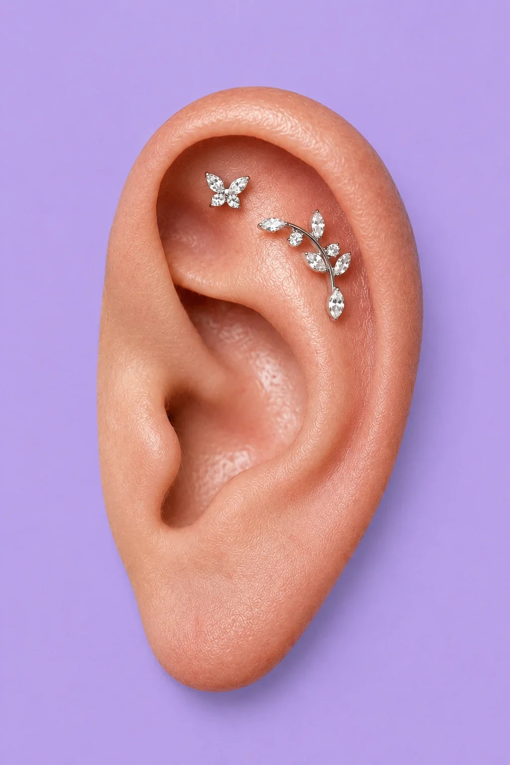 Orelha de perfil com piercing flat com zircônia aplicado