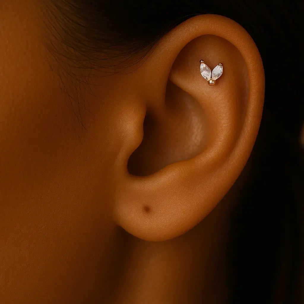 Orelha de perfil com piercing flat com zircônia aplicado
