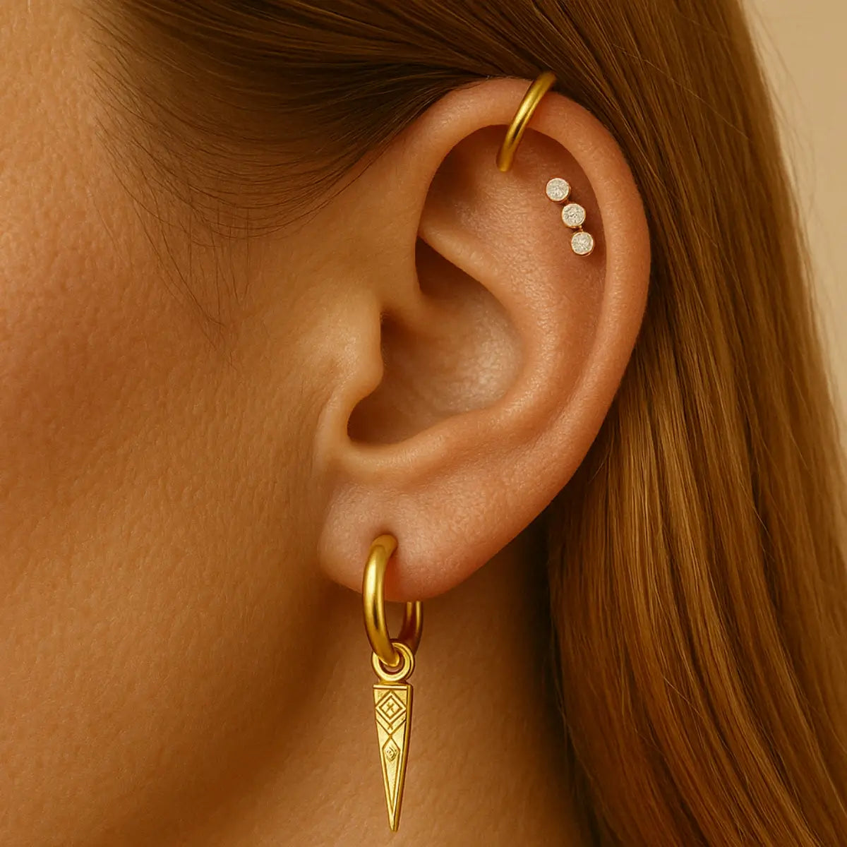 Orelha de perfil com piercing helix e argola, modelo de piercing profissional
