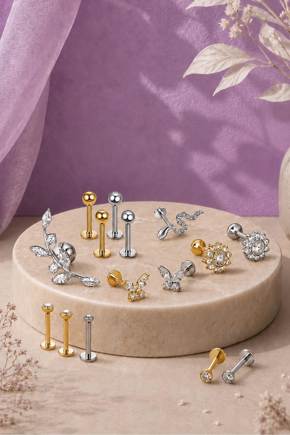 Piercing labret com design profissional em exposição, modelo com pedra de zircônia, prata e dourado, em variados tamanhos.