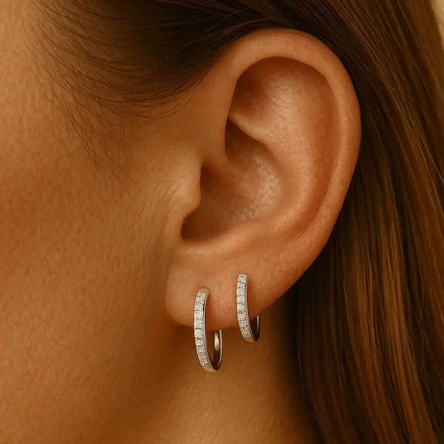 Piercing lobe clássico para orelha. Modelo com duas argolas no primeiro e segundo furo.