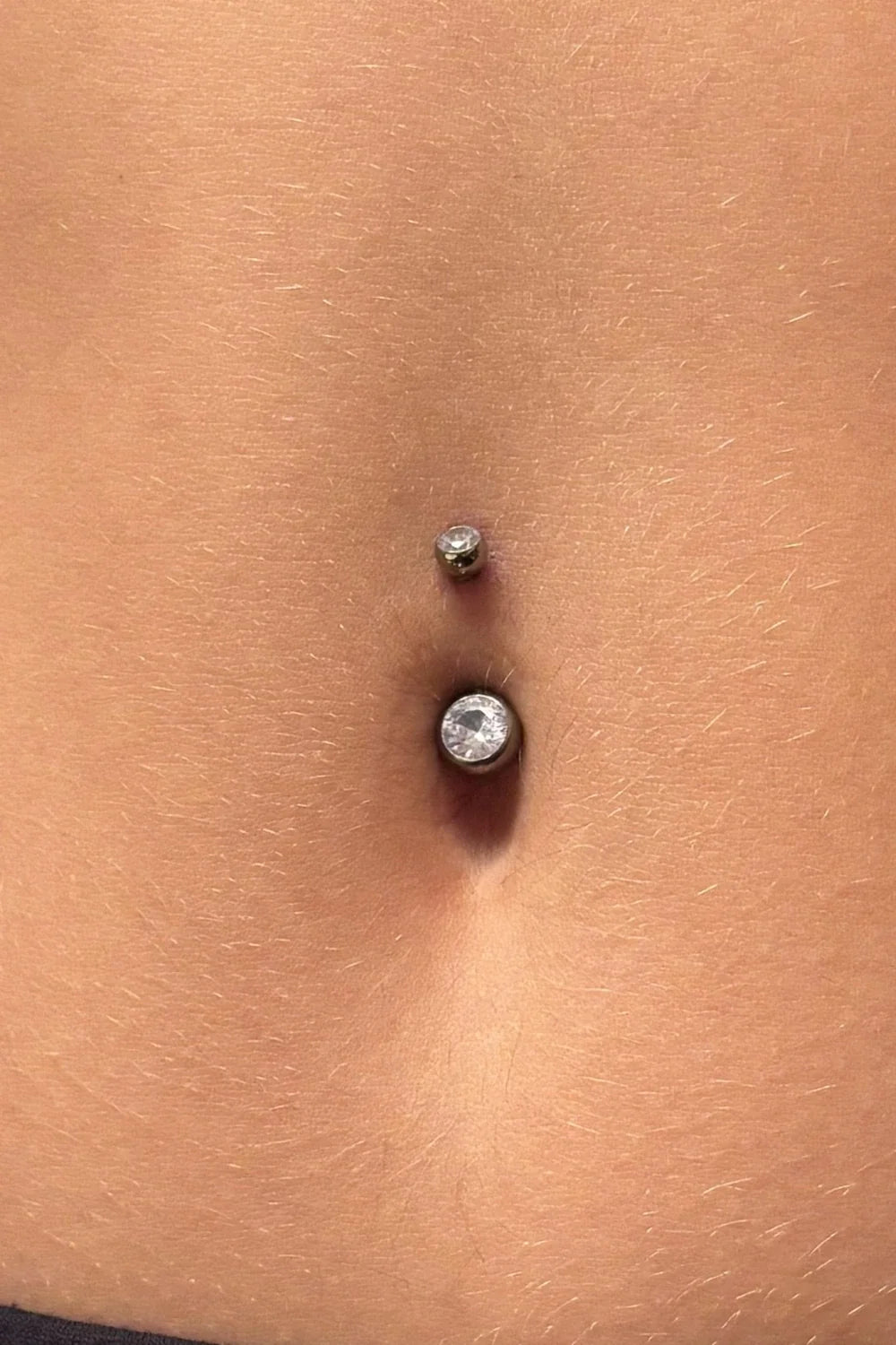 Piercing para umbigo em titânio G23, modelo com pedra de zircônia rosa