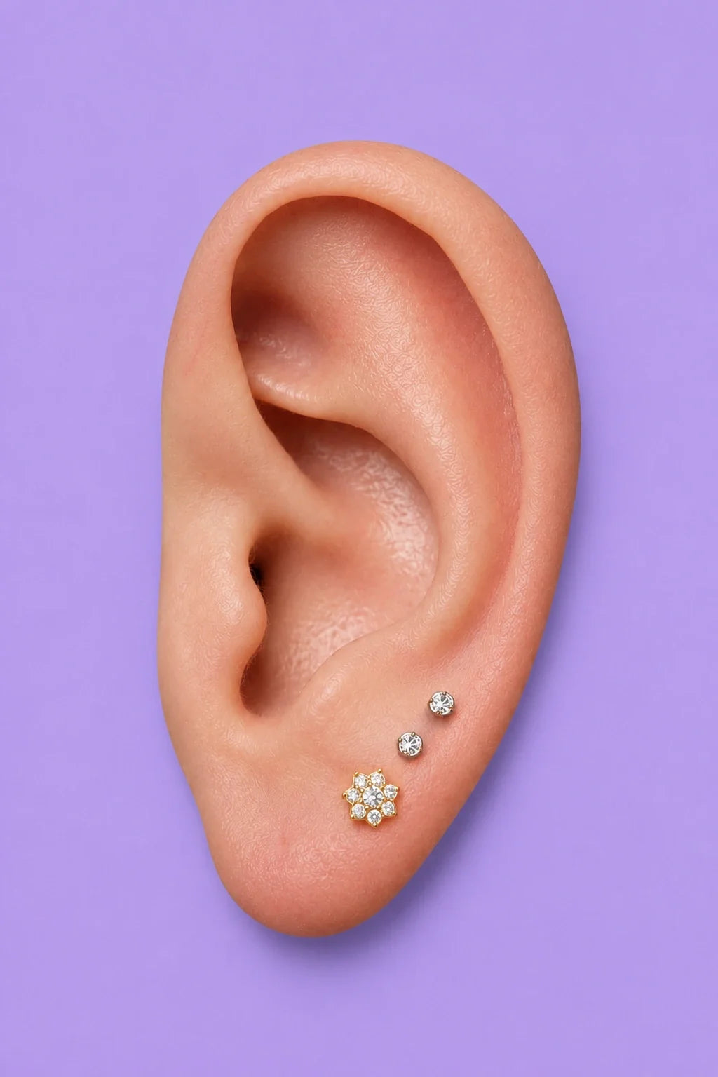 Piercing upper lobe com joia ponto de luz e argola, aplicado na orelha em perfil