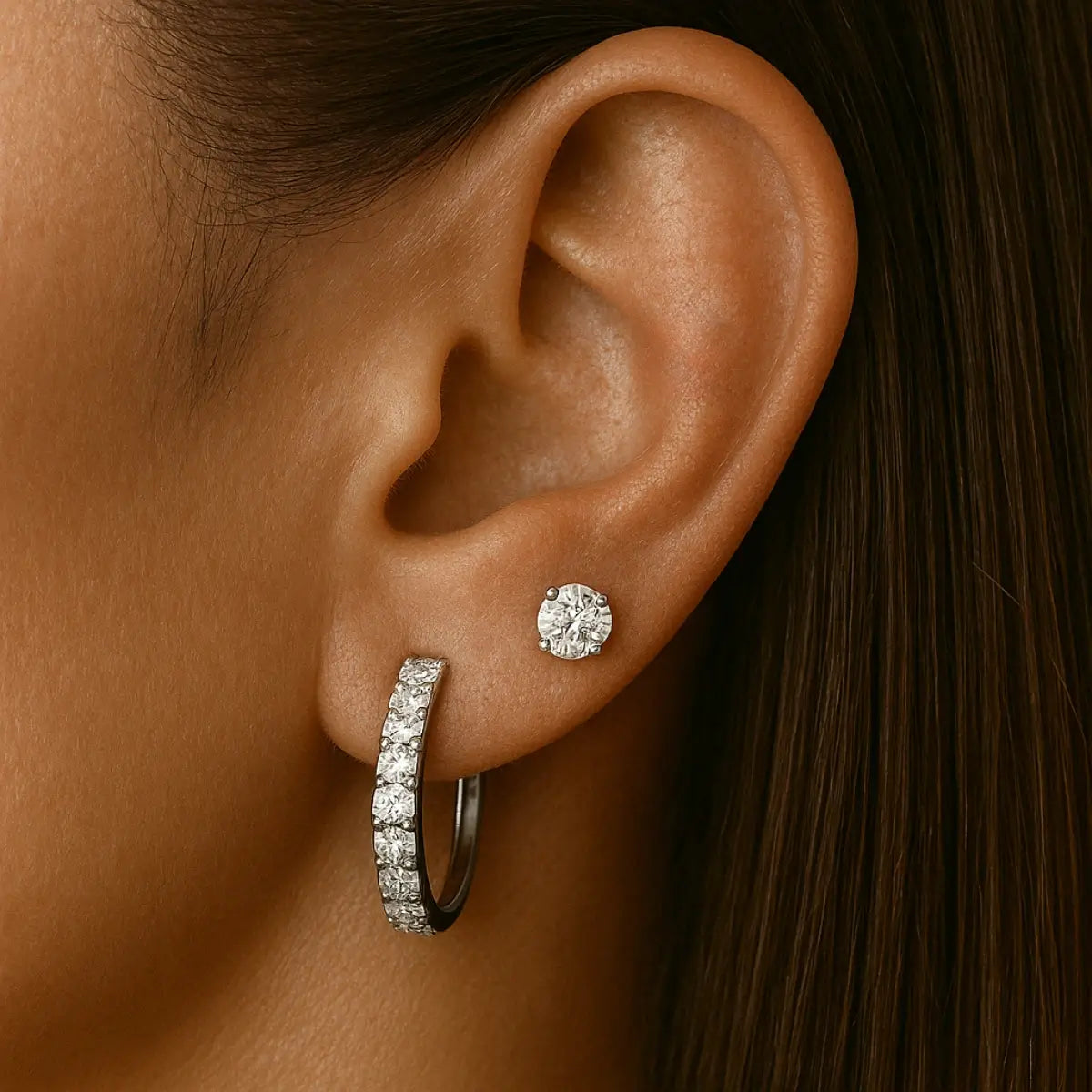 Piercing upper lobe com joia ponto de luz e argola, aplicado na orelha em perfil