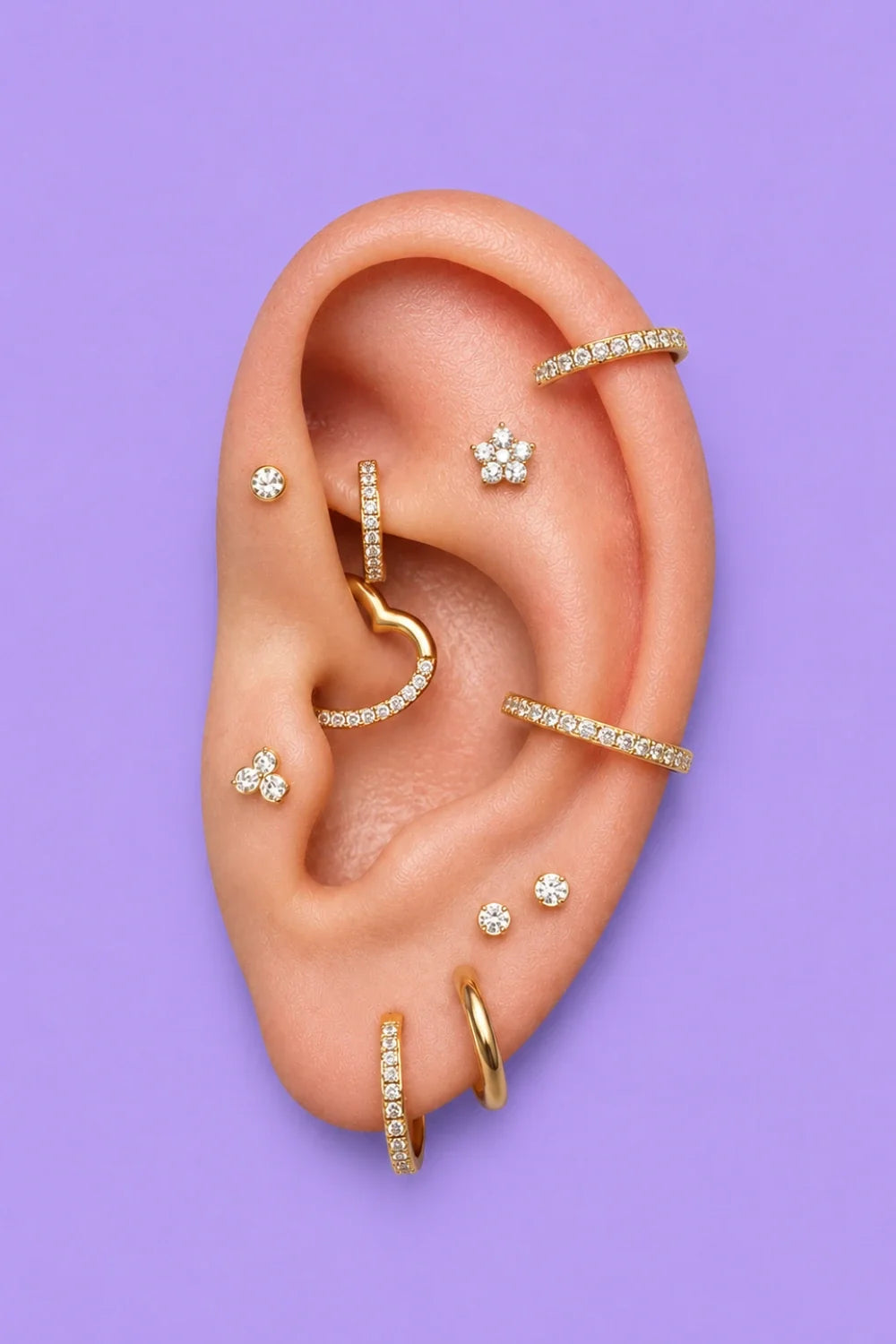Orelha com projeto de piercings em vários pontos, joias em titânio G23 nas cores prata e dourado