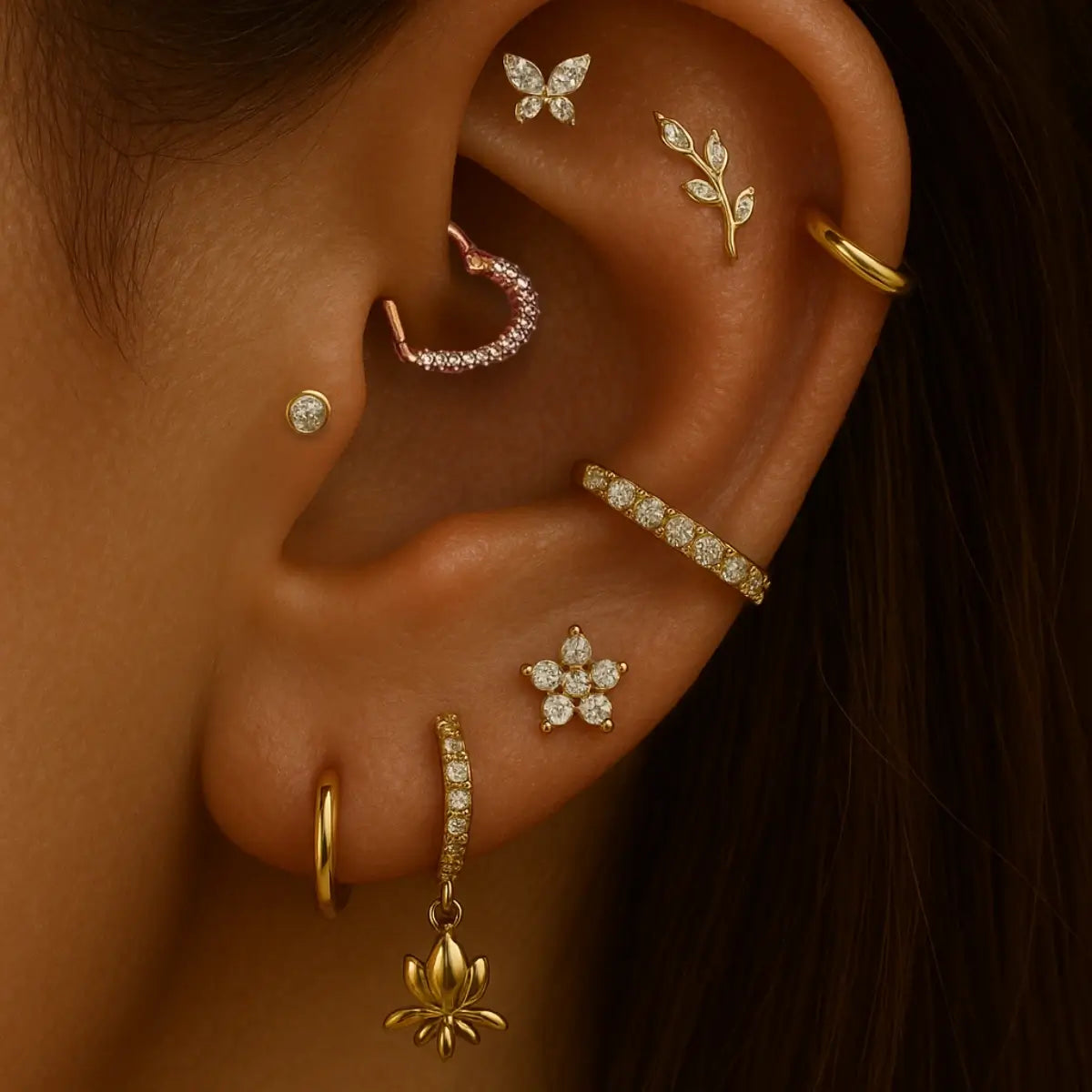 Orelha com projeto de piercings em vários pontos, joias em titânio G23 nas cores prata e dourado