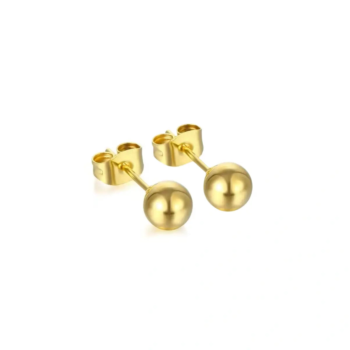 Par de brincos metálicos de aço cirúrgico cor dourada formato bolinha sobre fundo branco