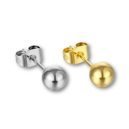 Par de brincos metálicos de aço cirúrgico 316L em formato de bolinha nas cores prata e dourado