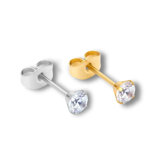 Par de brincos ponto de luz de aço cirúrgico prateado e dourado com zircônia cravada sobre fundo branco