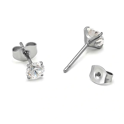 Detalhe do sistema de travamento dos brincos ponto de luz prateados de aço cirúrgico com fecho borboleta