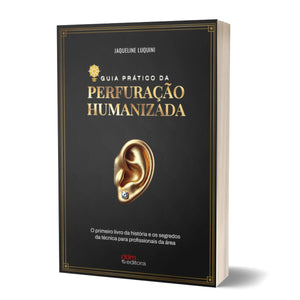 Livro Guia Prático da Perfuração Humanizada, de Jaqueline Luquini. No centro, uma orelha dourada em 3D com um piercing brilhante. Livro em fundo branco. Livro essencial para técnicas de furo humanizado e body piercing.