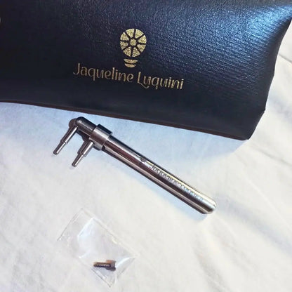 Piercímetro marcador corporal apresentado com estojo da marca Jaqueline Luquini