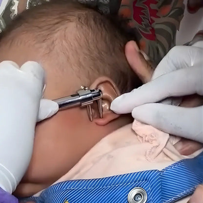Profissional usando piercímetro para marcar ponto de perfuração na orelha de criança