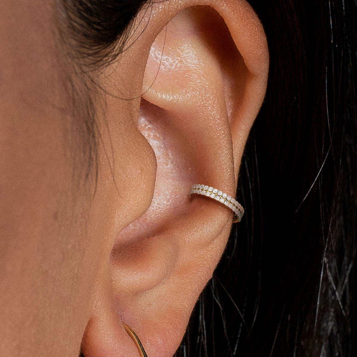 Argola dupla com zircônias para Piercing Conch em detalhe