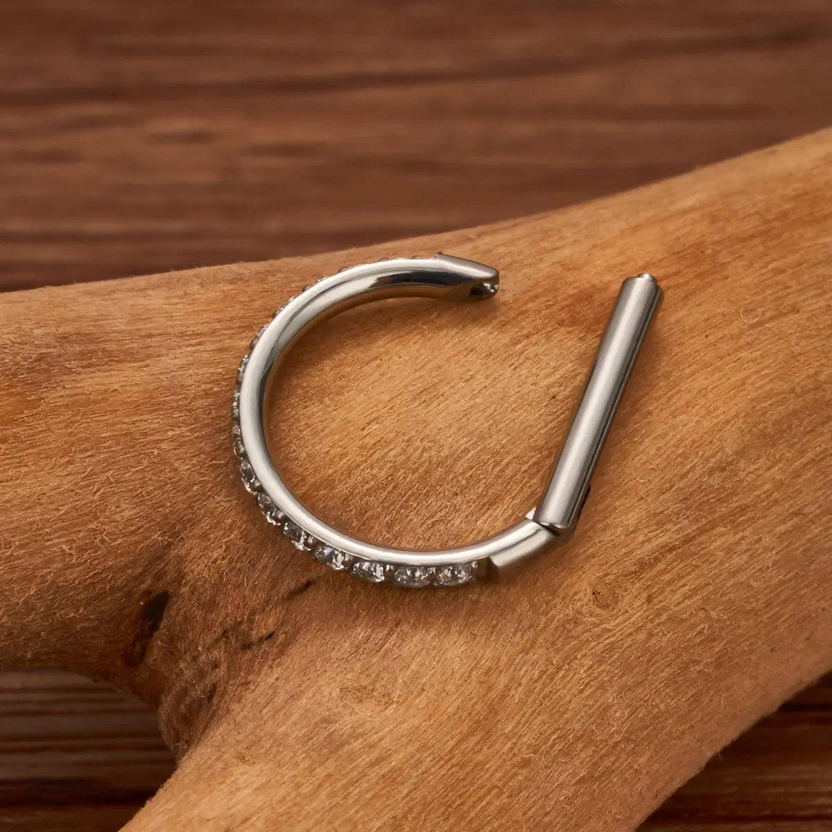 Piercing argola reta de titânio prateada aberta mostrando mecanismo de fechamento