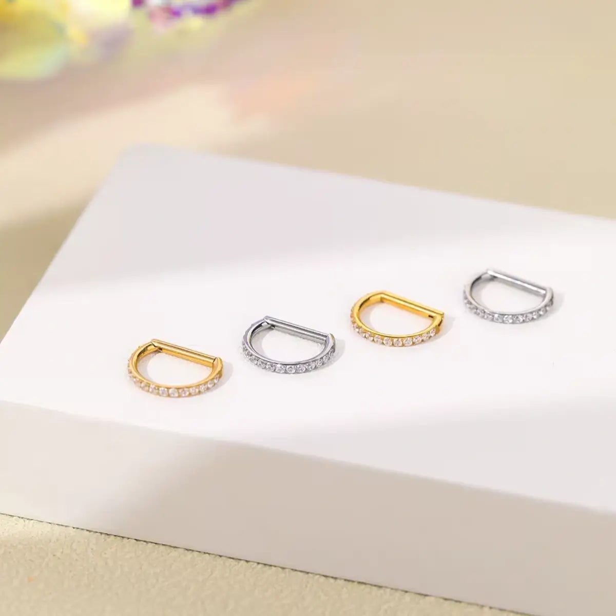 Conjunto de piercings argola reta de titânio nos acabamentos dourado e prateado