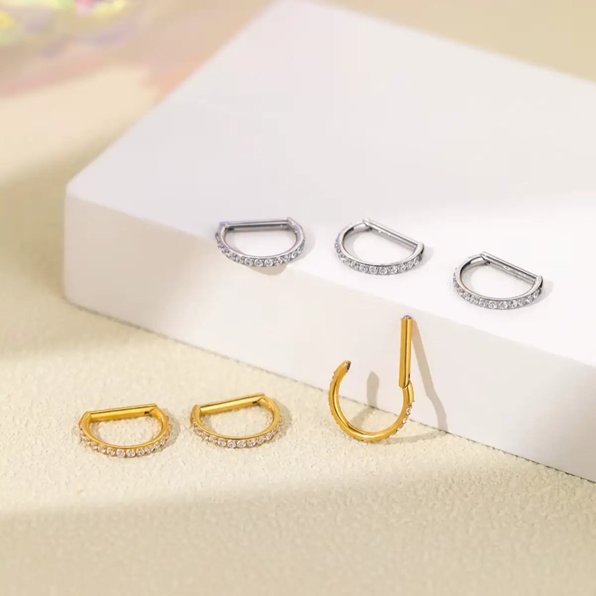 Coleção de piercings argola reta de titânio com zircônias - acabamentos dourado e prateado