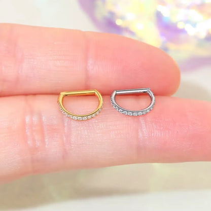 Piercings argola reta de titânio dourado e prateado na mão - referência de tamanho