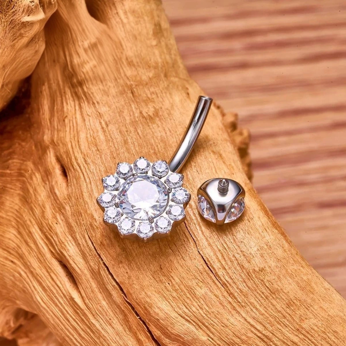 Piercing Banana Bell de Titânio G23 Flor Cravejada em Zircônia
