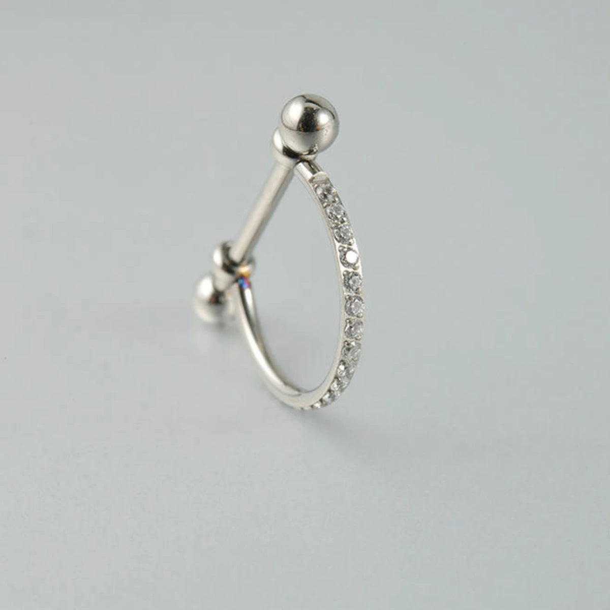 Piercing barbell com zircônias visto de perfil