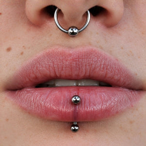 Piercing Captive em Titânio G23 aplicado no septo