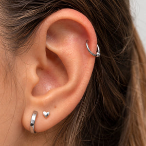 Piercing argola Captive aplicado em composição de orelha