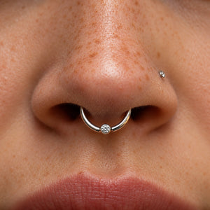 Piercing captive com zircônia aplicado no septo