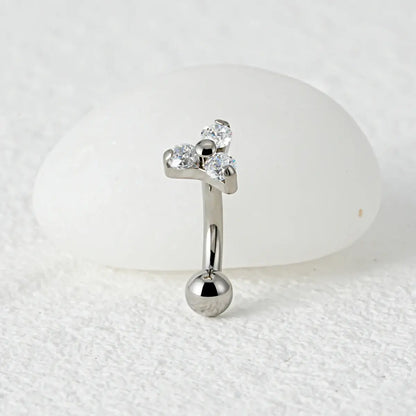 Piercing curvo banana prateado de titânio com detalhes das 3 zircônias cravadas sobre fundo claro